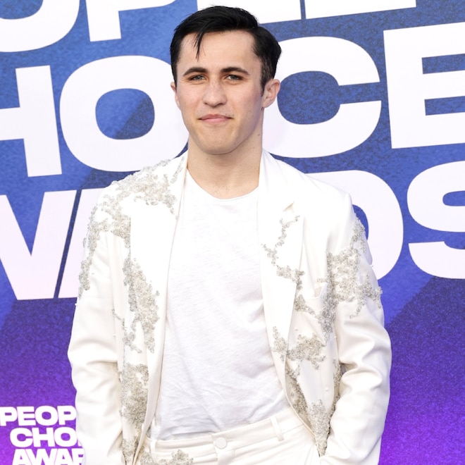 Chris Olsen, 2022 People's Choice Awards, Red Carpet Fashion
